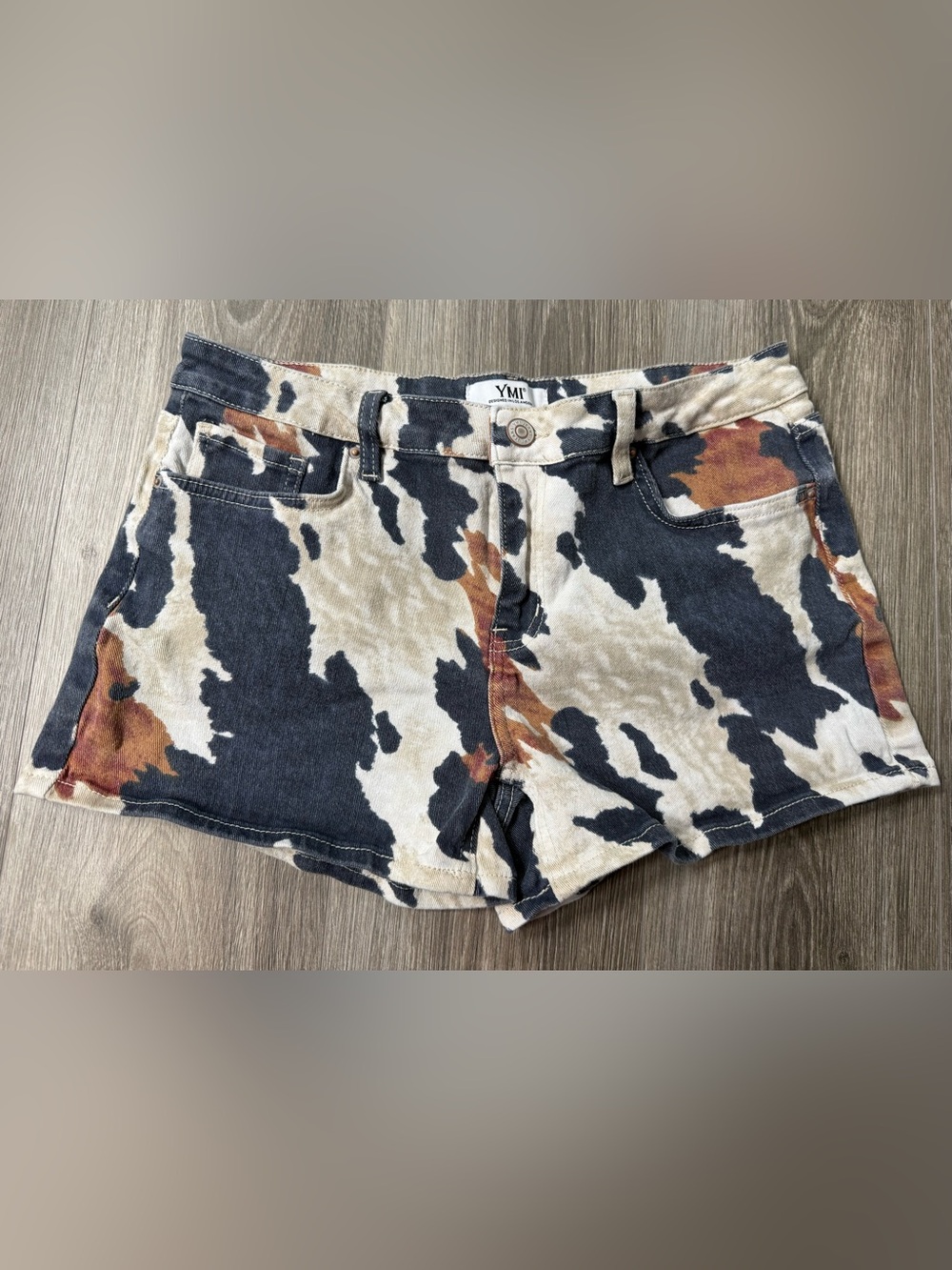 YMI Multicolor Cowhide Print Mid Rise Shorts Size 11/30 Western Festival Boho
